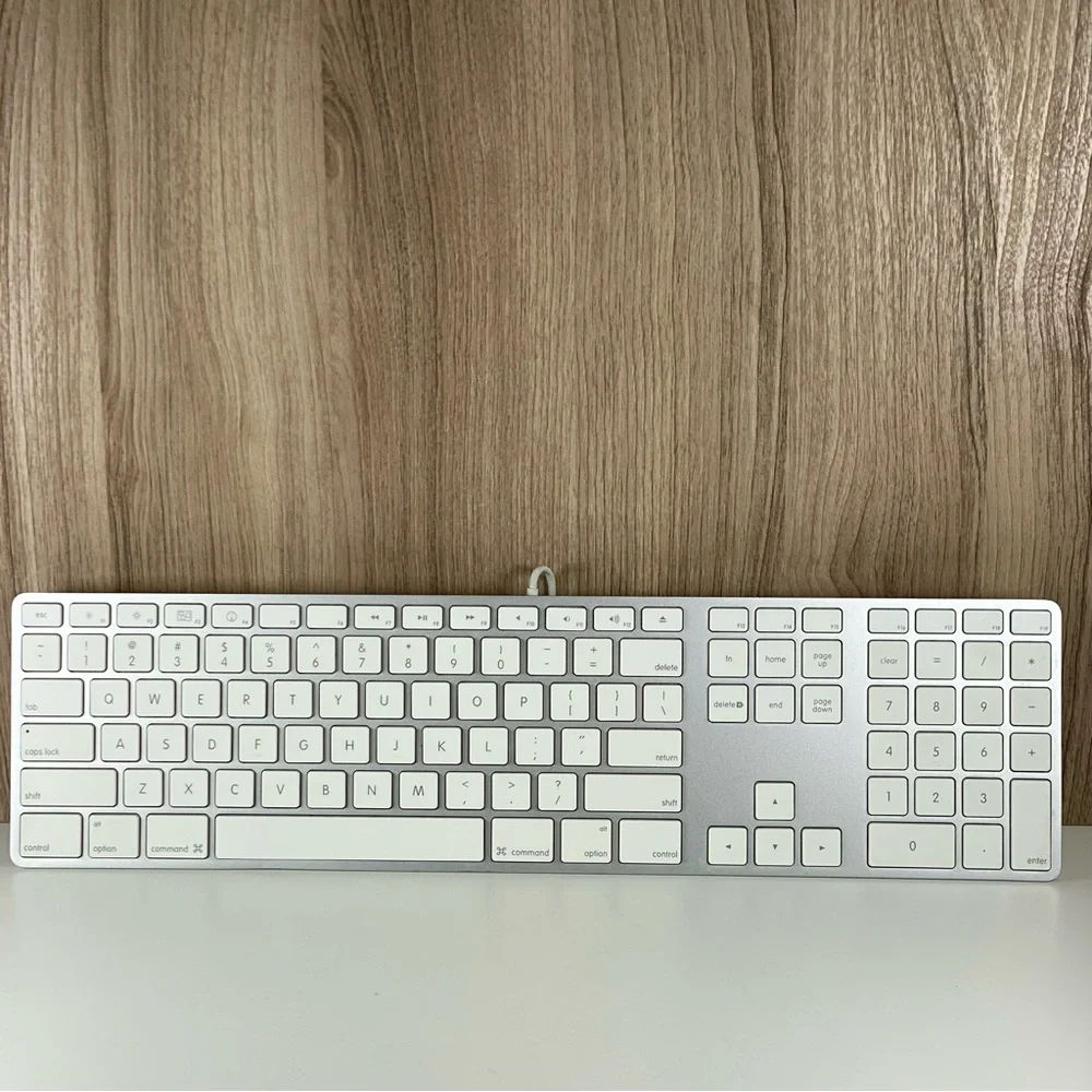 Apple Wired Mac Standard USB Keyboard with Numeric Keypad A1243 Tested and Works